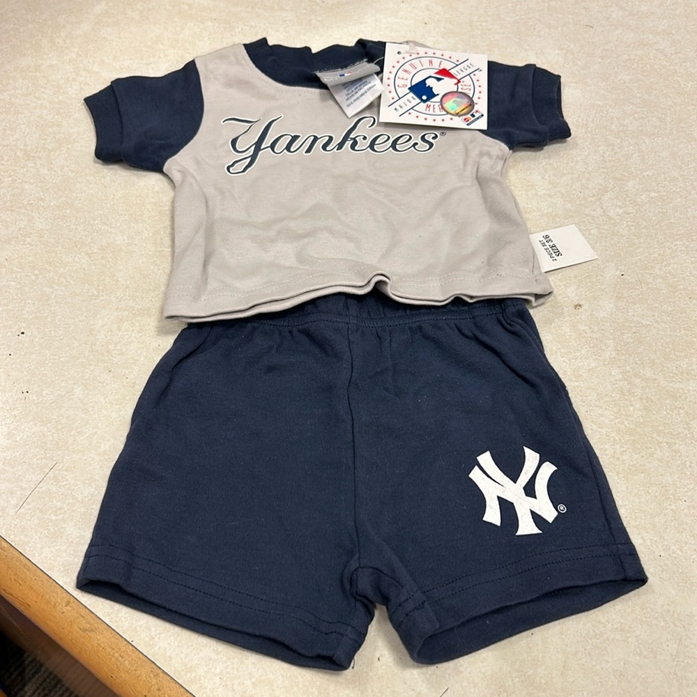 Baby Yankees outfit size 3-6mths